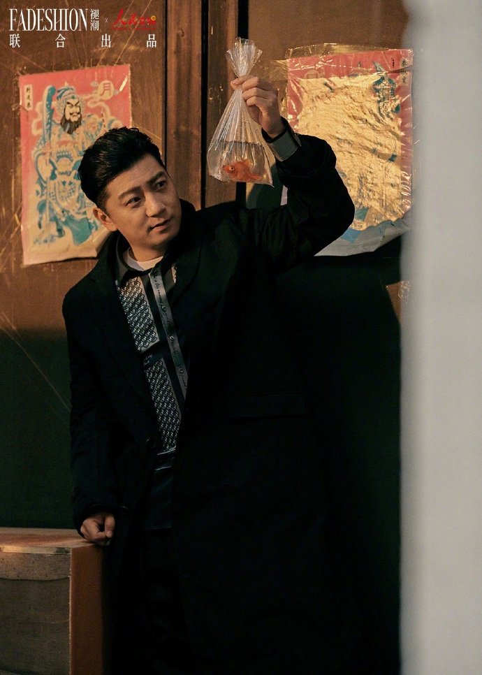 田雨身穿西装游走街头巷尾写真