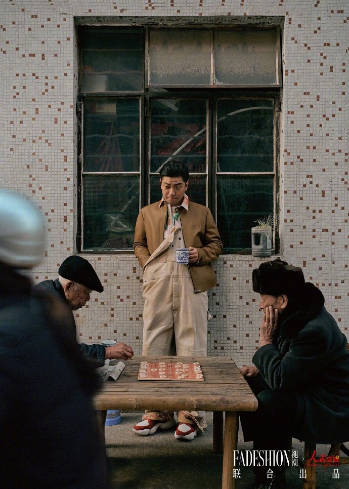 田雨身穿西装游走街头巷尾写真