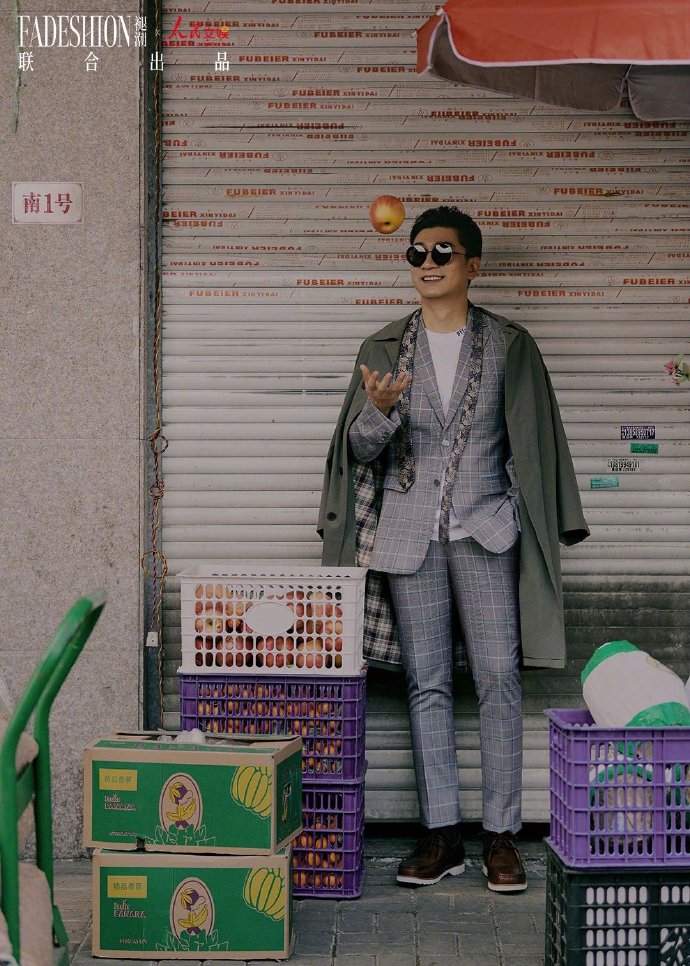 田雨身穿西装游走街头巷尾写真