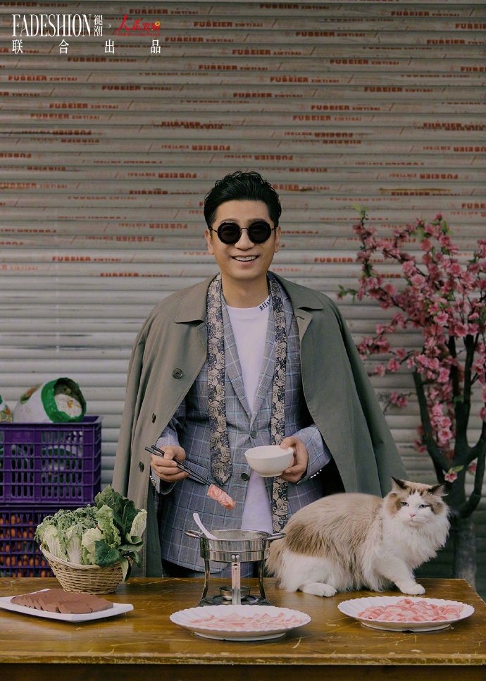 田雨身穿西装游走街头巷尾写真