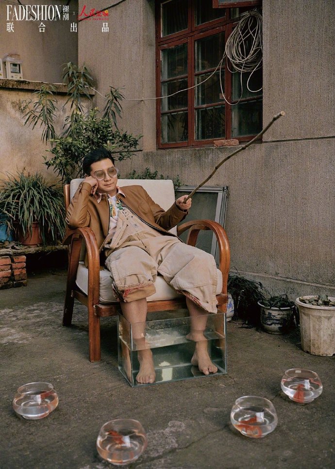 田雨身穿西装游走街头巷尾写真