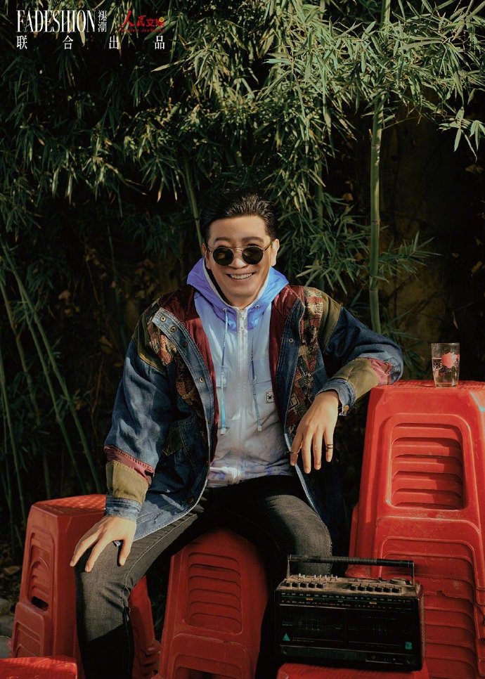 田雨身穿西装游走街头巷尾写真