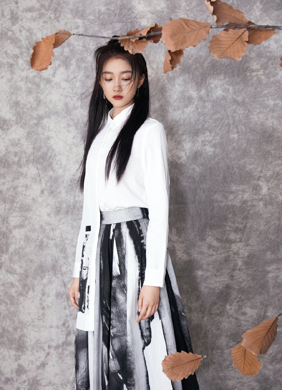 关晓彤水墨国风造型端庄优雅写真