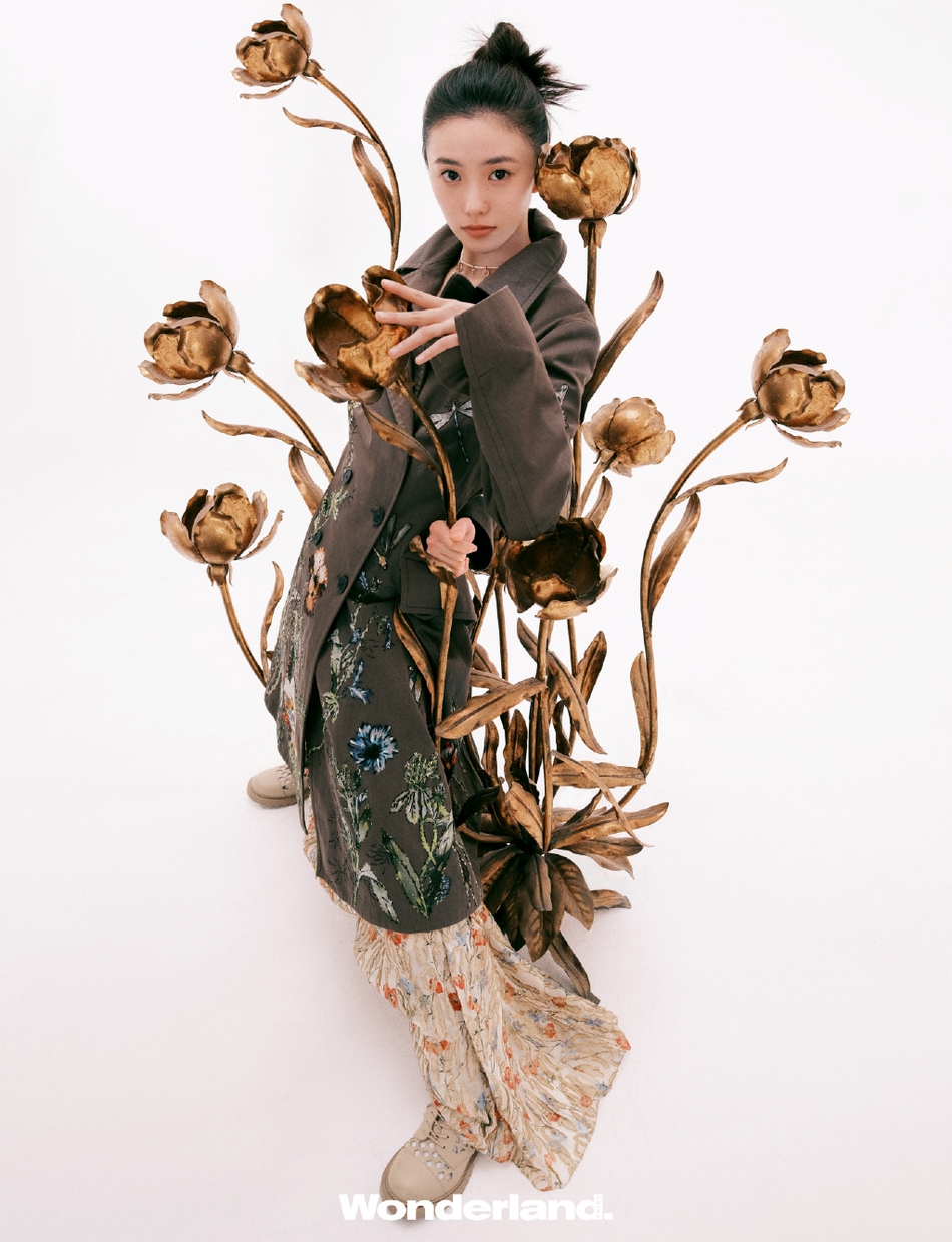 刘浩存裙摆飞扬尽显侠女风范写真