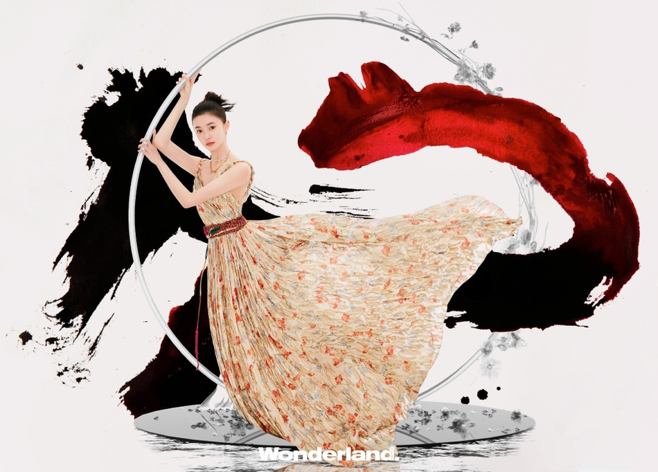 刘浩存裙摆飞扬尽显侠女风范写真