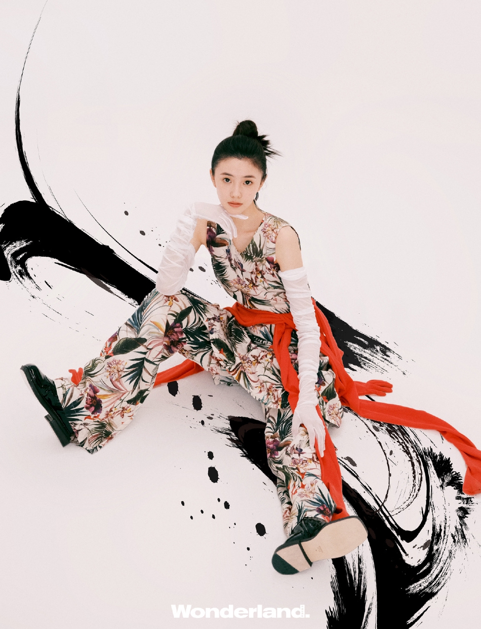 刘浩存裙摆飞扬尽显侠女风范写真