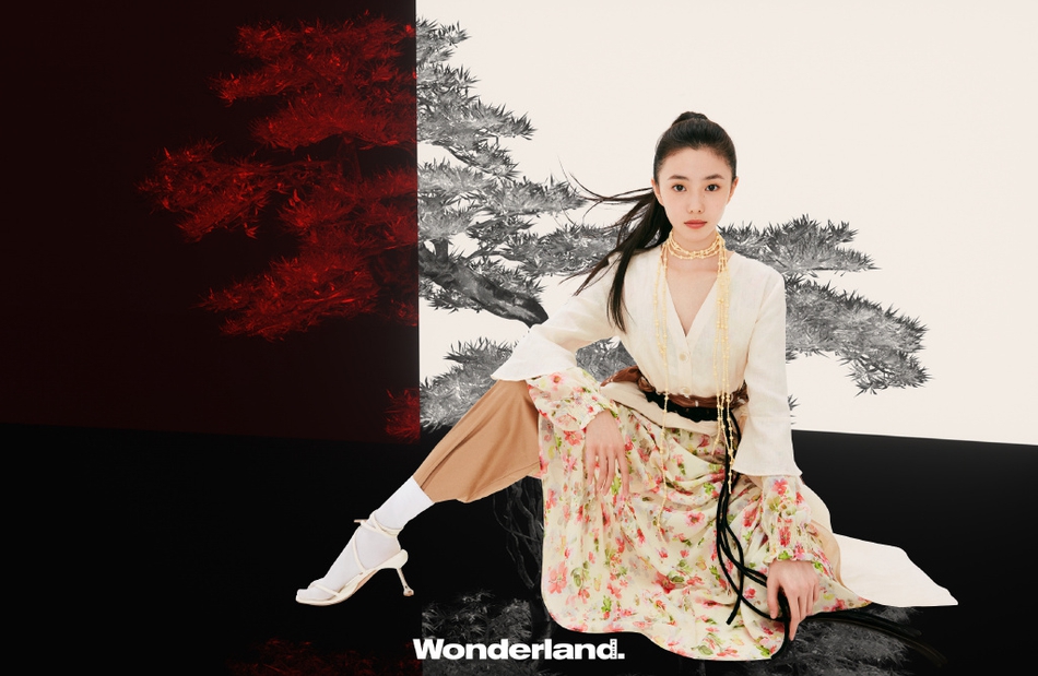 刘浩存裙摆飞扬尽显侠女风范写真