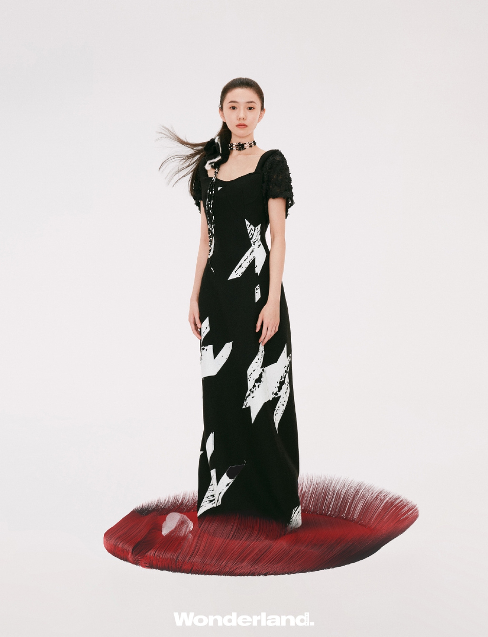 刘浩存裙摆飞扬尽显侠女风范写真