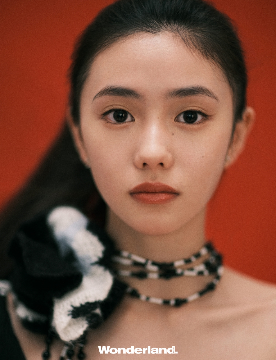 刘浩存裙摆飞扬尽显侠女风范写真