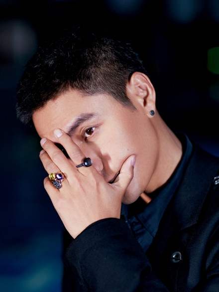 陈坤短寸造型朋克时尚停车场写真