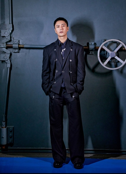 陈坤短寸造型朋克时尚停车场写真