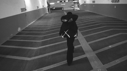 陈坤短寸造型朋克时尚停车场写真