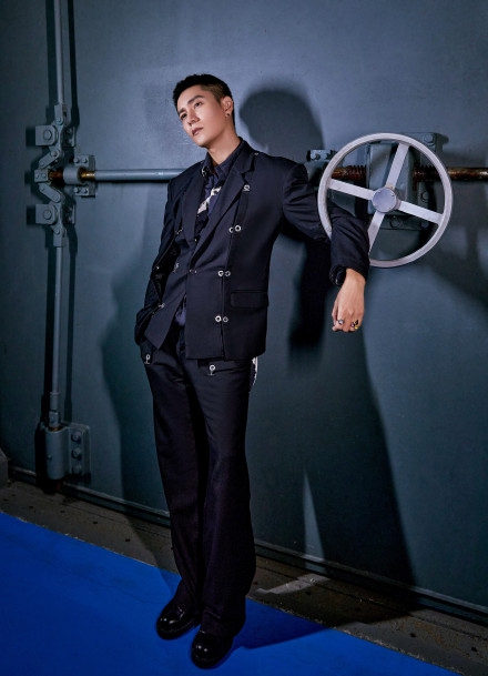 陈坤短寸造型朋克时尚停车场写真