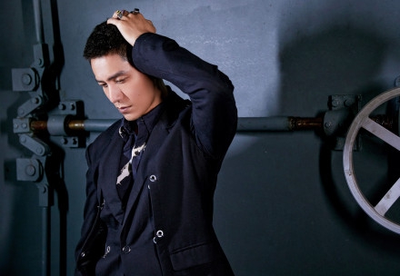 陈坤短寸造型朋克时尚停车场写真