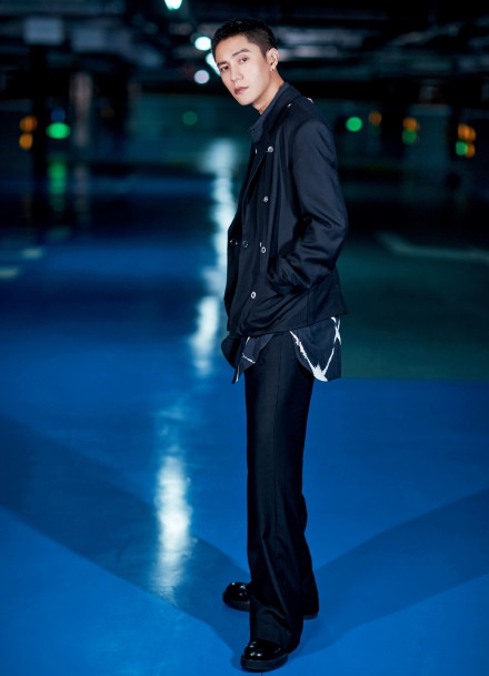 陈坤短寸造型朋克时尚停车场写真