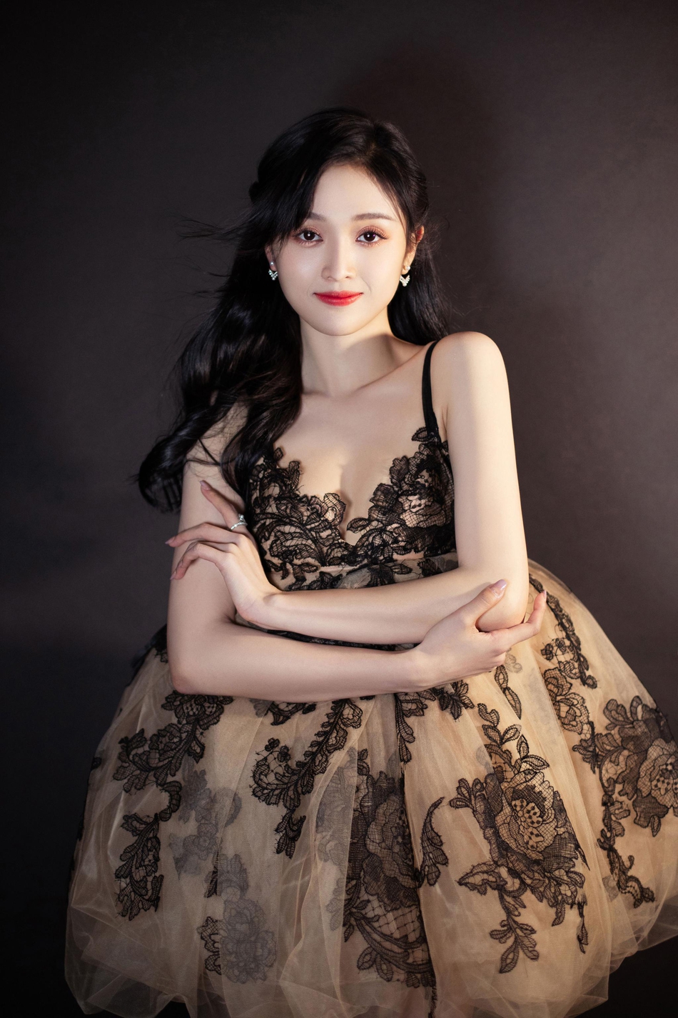 吴宣仪吊带纱裙变身复古女郎写真