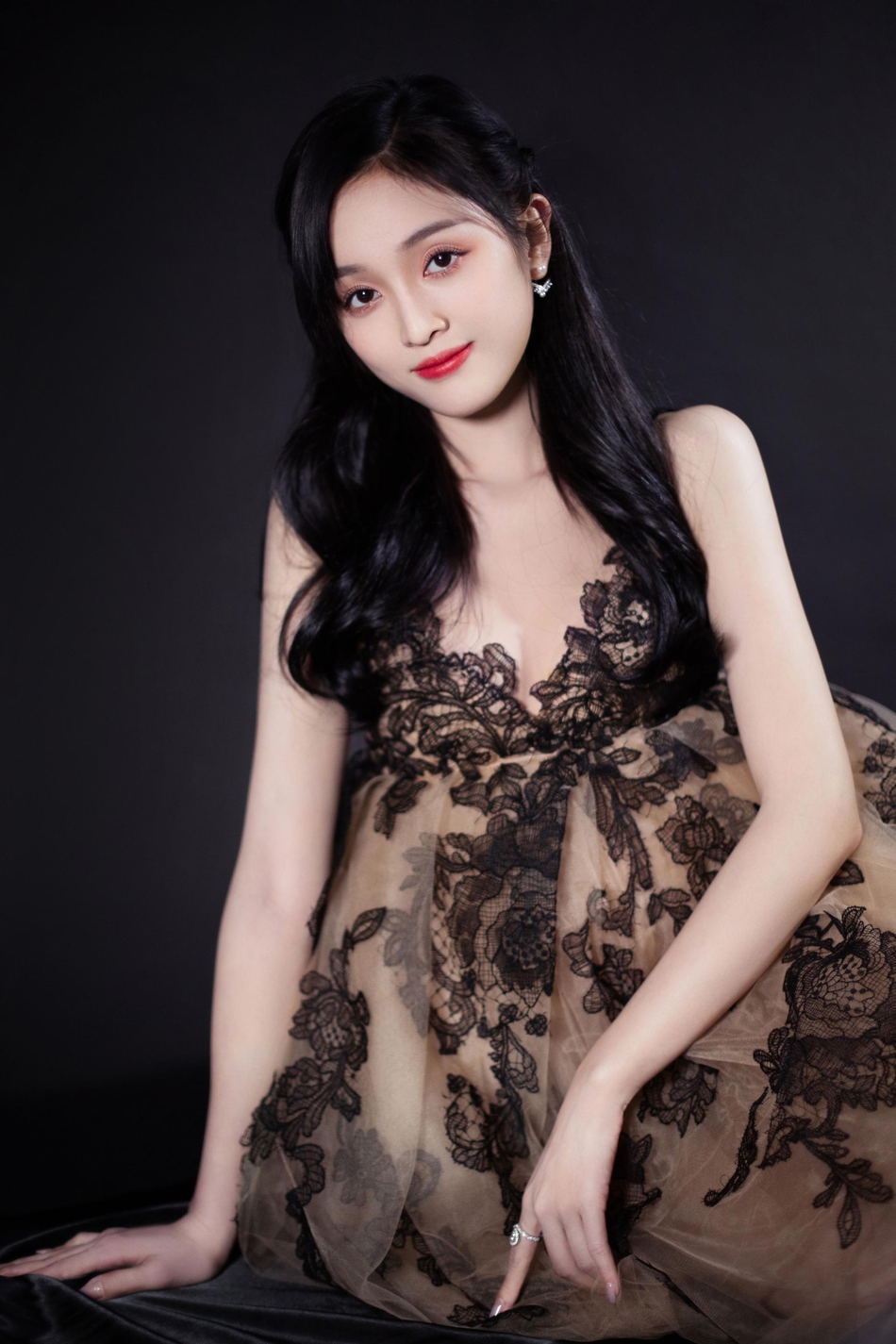 吴宣仪吊带纱裙变身复古女郎写真