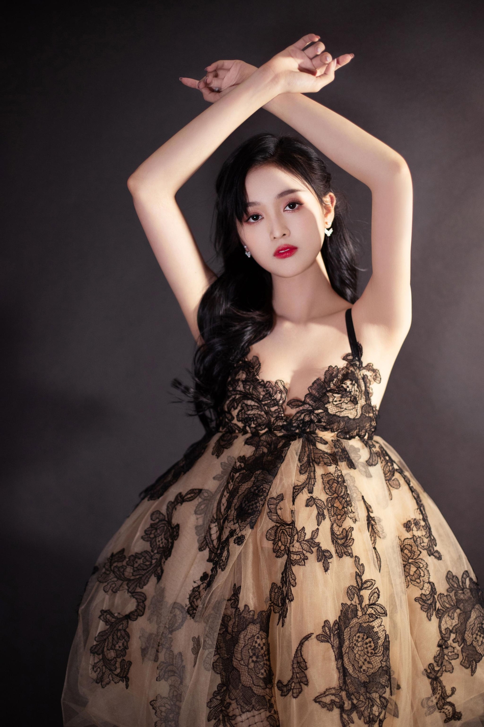 吴宣仪吊带纱裙变身复古女郎写真
