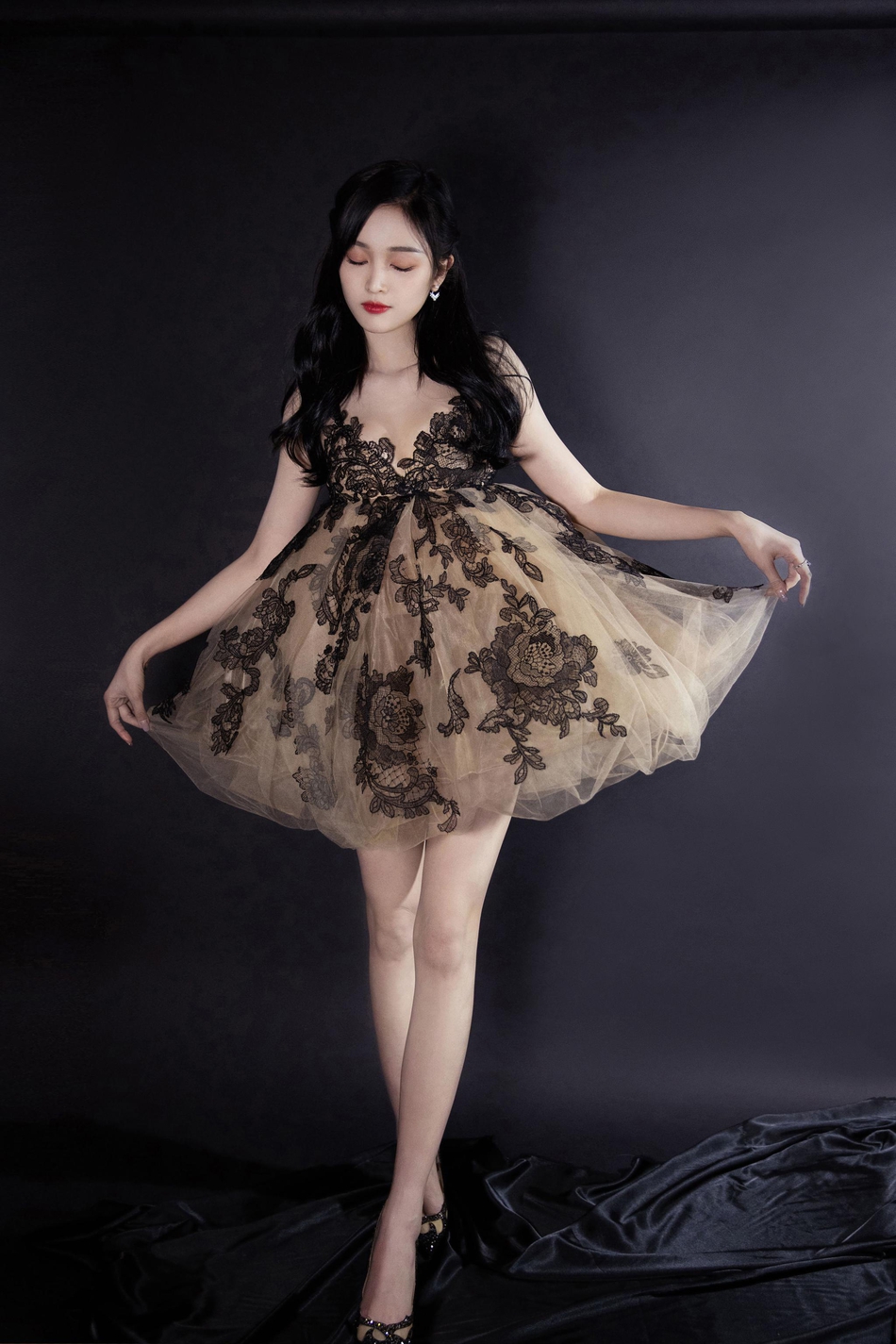 吴宣仪吊带纱裙变身复古女郎写真