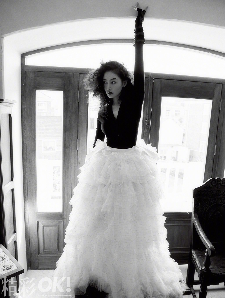 张天爱羊毛卷造型复古又妩媚写真