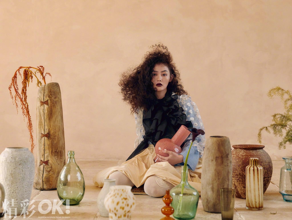 张天爱羊毛卷造型复古又妩媚写真