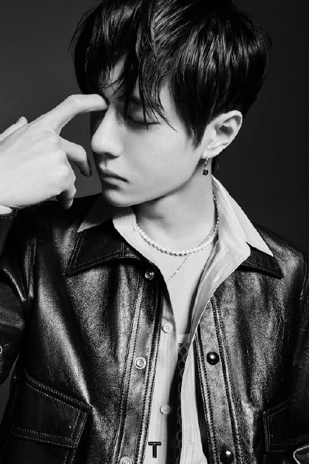 王一博率性利落尽显型男腔调写真