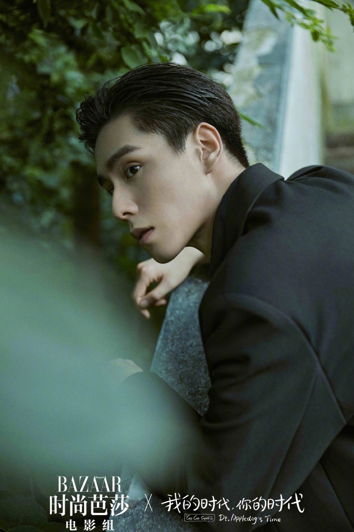 李一桐胡一天深情对望早春写真