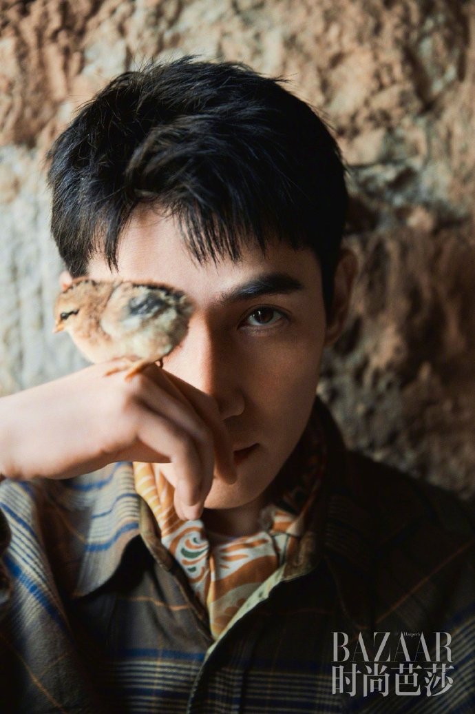 朱一龙置身田野间满满治愈感写真