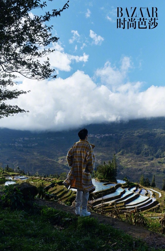 朱一龙置身田野间满满治愈感写真