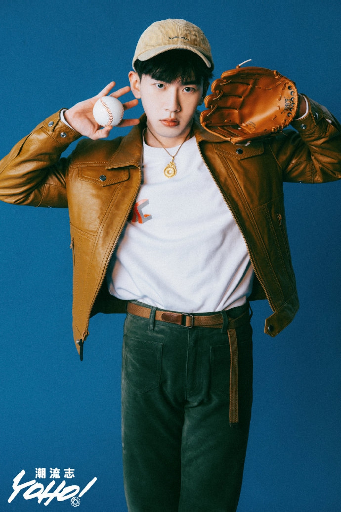 费启鸣复古穿搭活力十足时尚写真