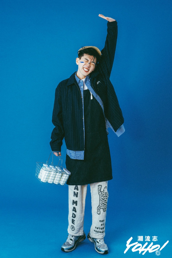 费启鸣复古穿搭活力十足时尚写真