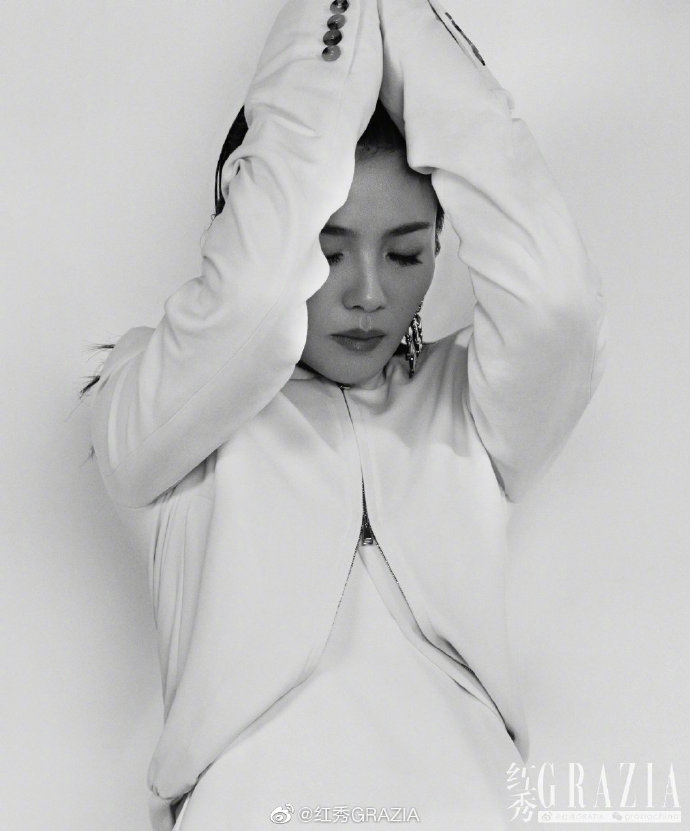 刘涛红蓝碰撞尽显率性鲜活写真