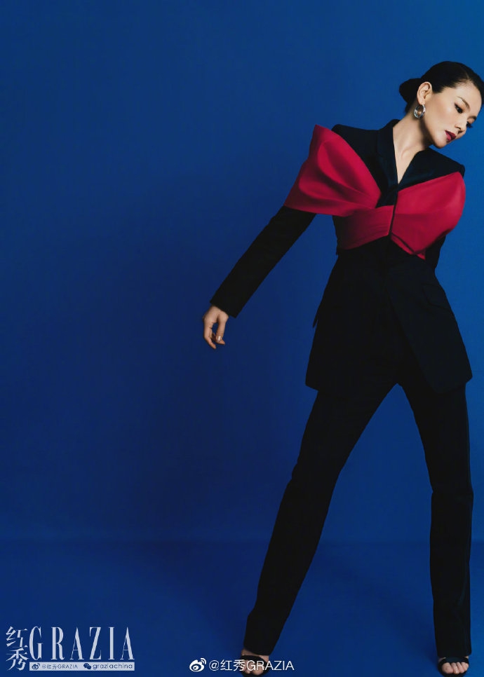 刘涛红蓝碰撞尽显率性鲜活写真