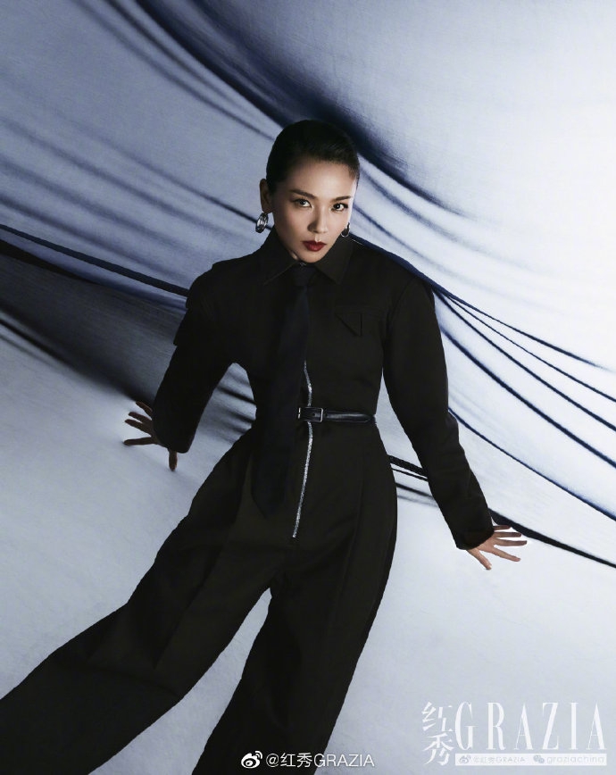 刘涛红蓝碰撞尽显率性鲜活写真