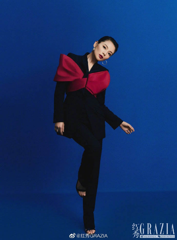 刘涛红蓝碰撞尽显率性鲜活写真