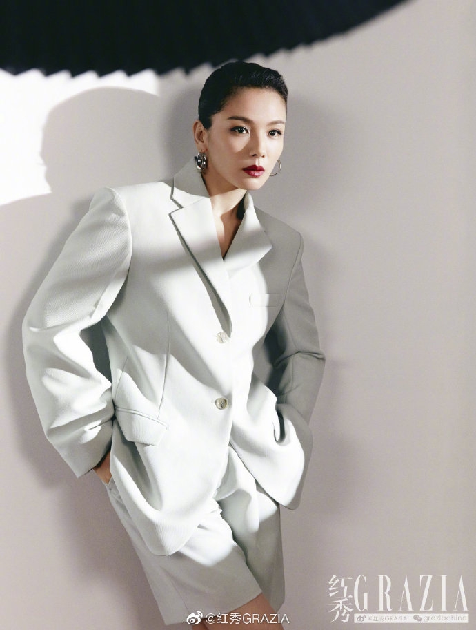 刘涛红蓝碰撞尽显率性鲜活写真