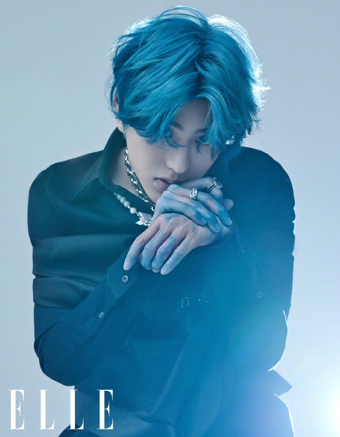 蔡徐坤蓝发造型尽显凌厉酷飒写真