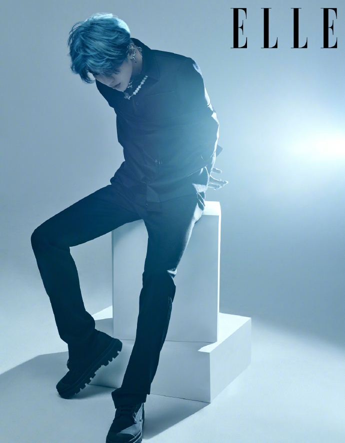 蔡徐坤蓝发造型尽显凌厉酷飒写真