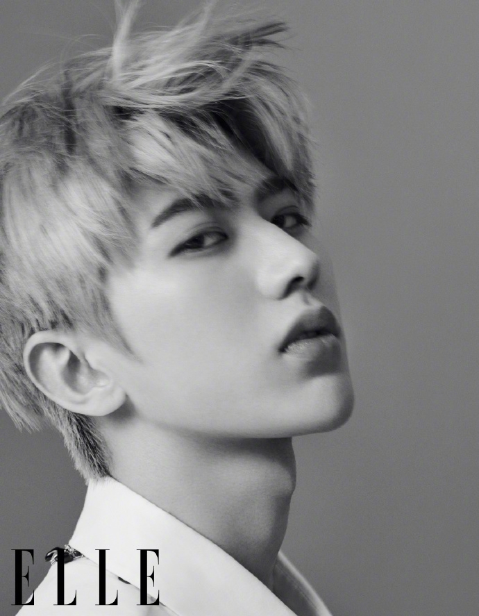 蔡徐坤蓝发造型尽显凌厉酷飒写真