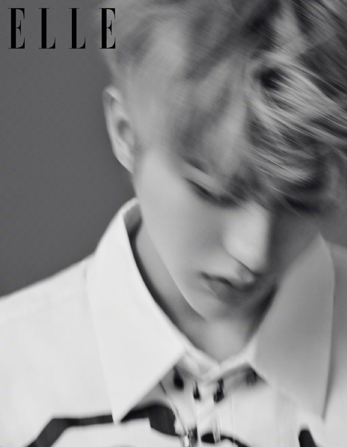 蔡徐坤蓝发造型尽显凌厉酷飒写真