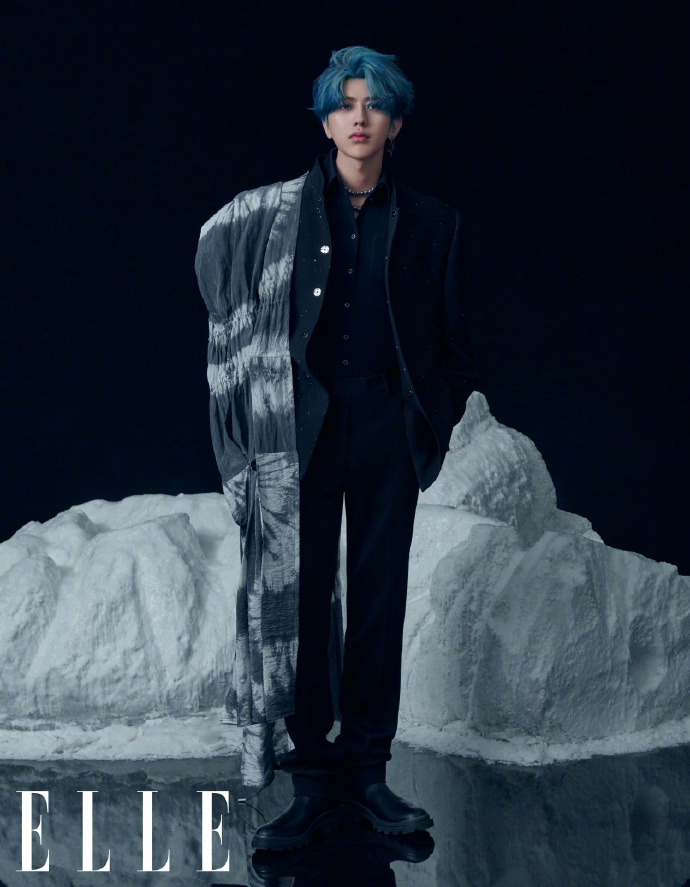 蔡徐坤蓝发造型尽显凌厉酷飒写真
