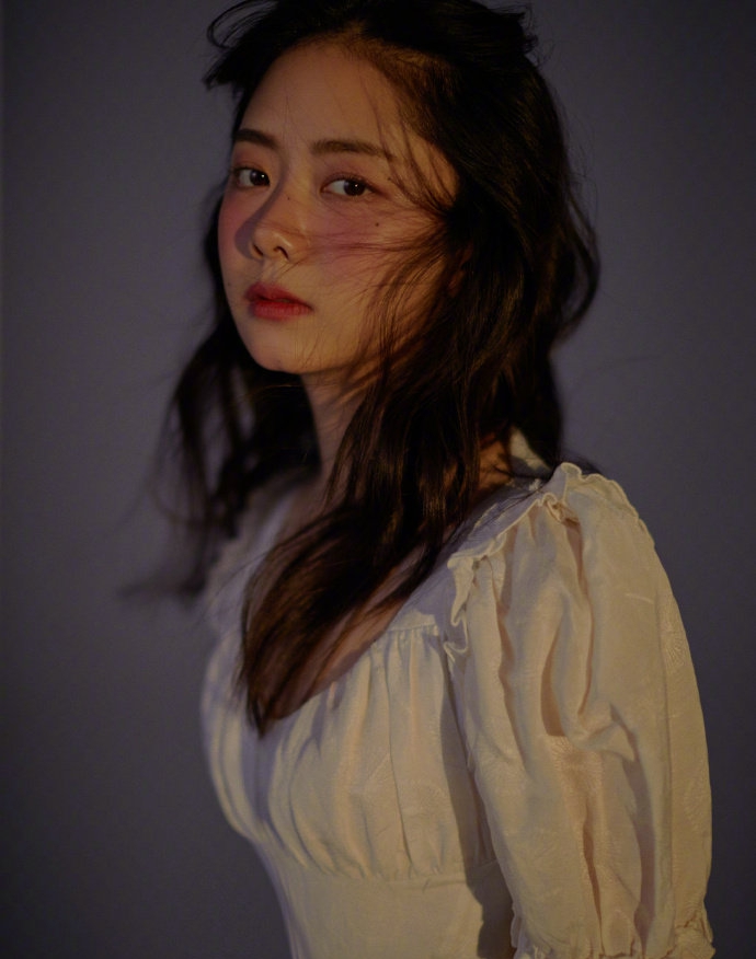 谭松韵微醺妆搭配大波浪复古写真