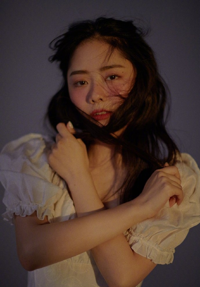 谭松韵微醺妆搭配大波浪复古写真