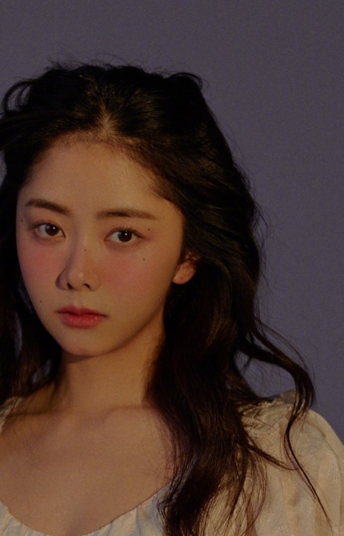 谭松韵微醺妆搭配大波浪复古写真