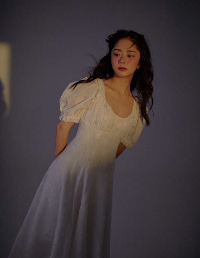 谭松韵微醺妆搭配大波浪复古写真