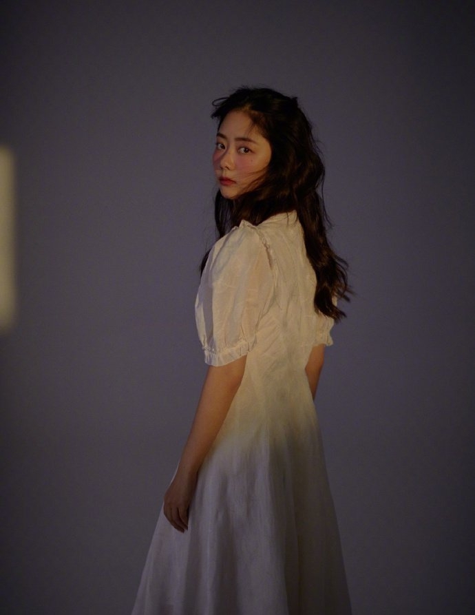 谭松韵微醺妆搭配大波浪复古写真