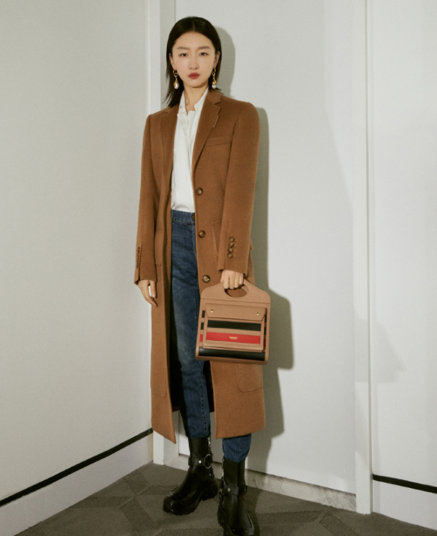 周冬雨高贵气质演绎冬日时尚写真