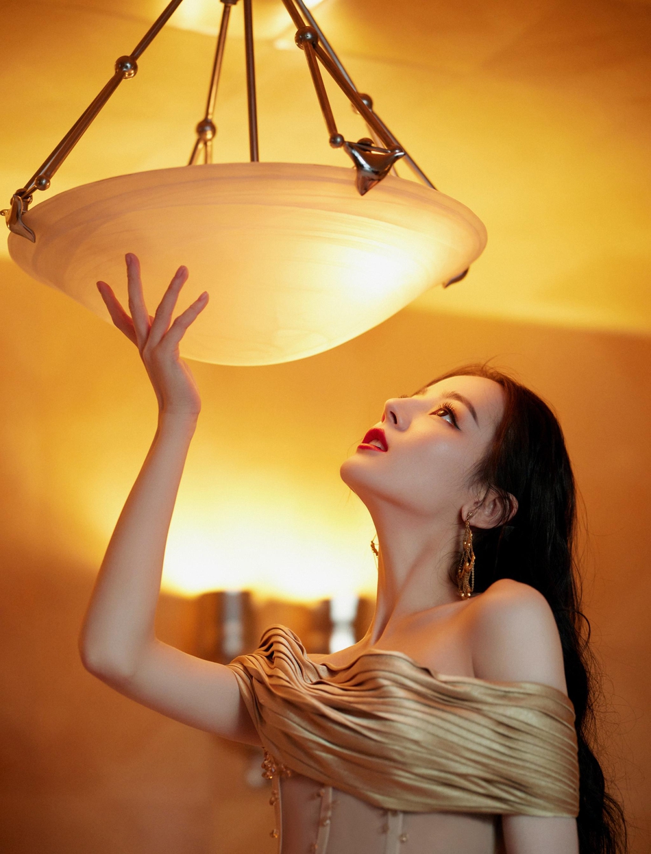 迪丽热巴一袭金色薄纱鱼尾裙写真