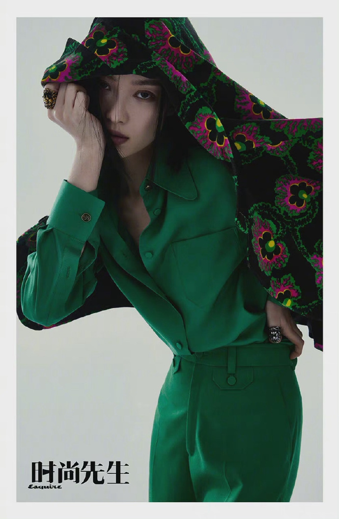 倪妮干练短发尽显野性妩媚写真