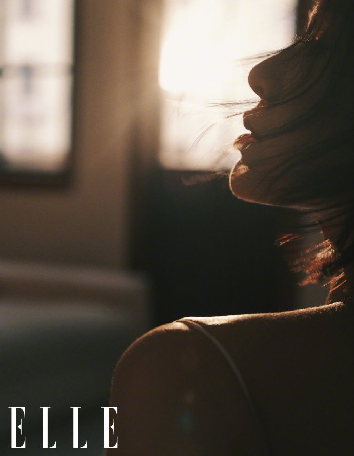 胡杏儿挺七月孕肚展示侧影杀写真